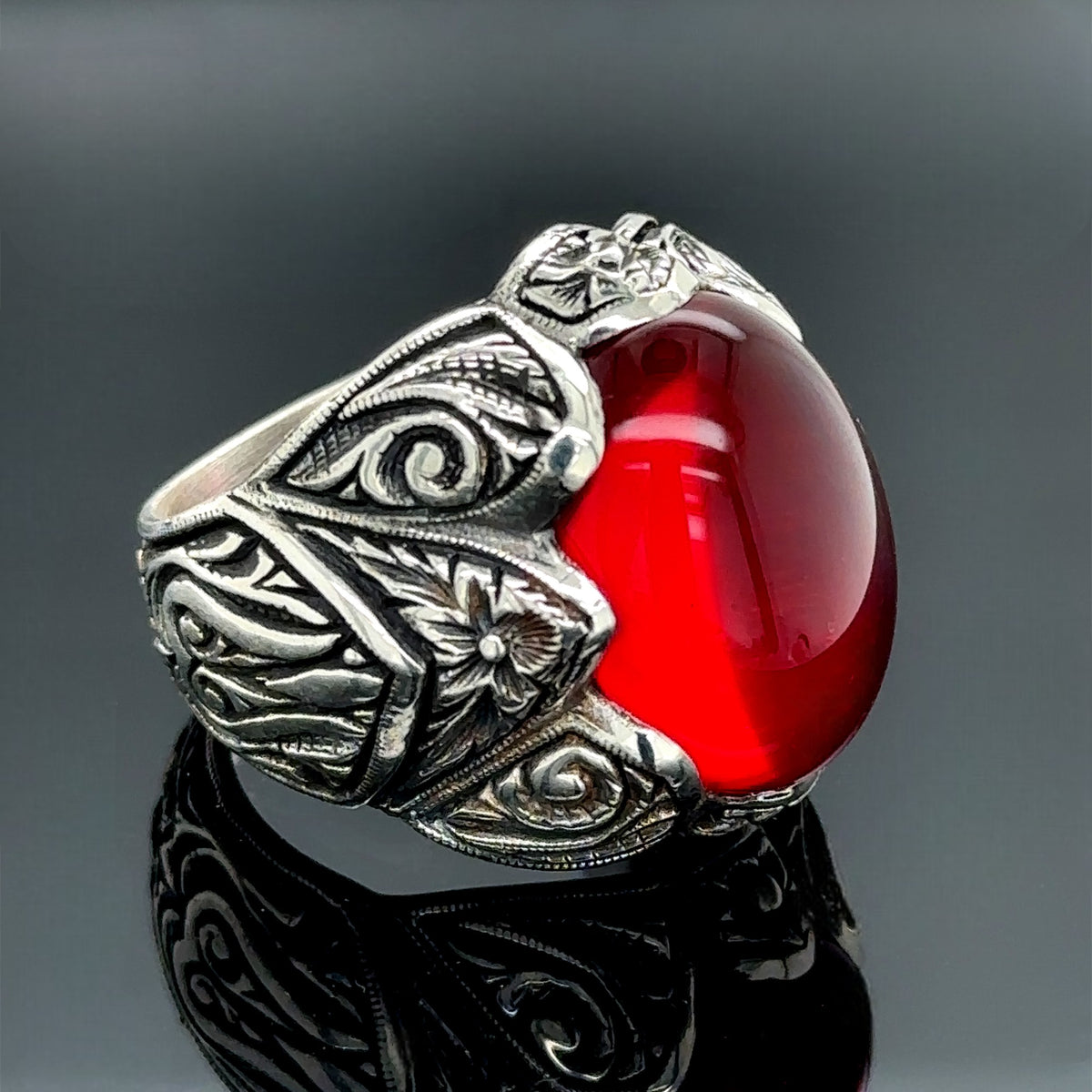 Anillo de rubí rojo grabado a mano para hombre