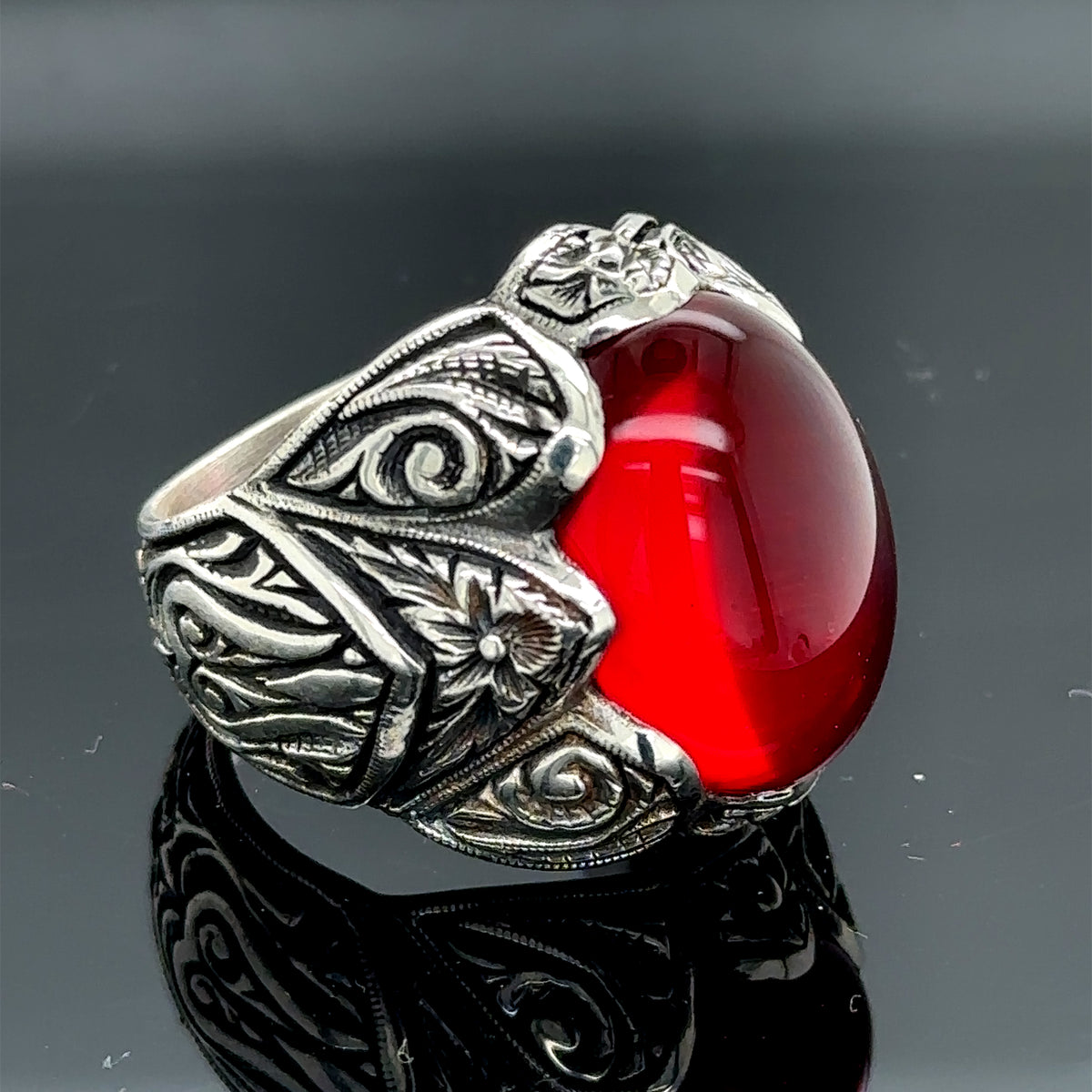 Anillo de rubí rojo grabado a mano para hombre