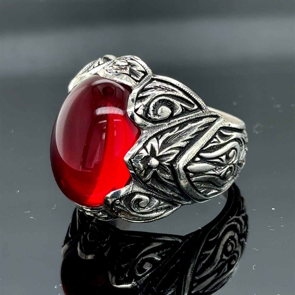 Anillo de rubí rojo grabado a mano para hombre