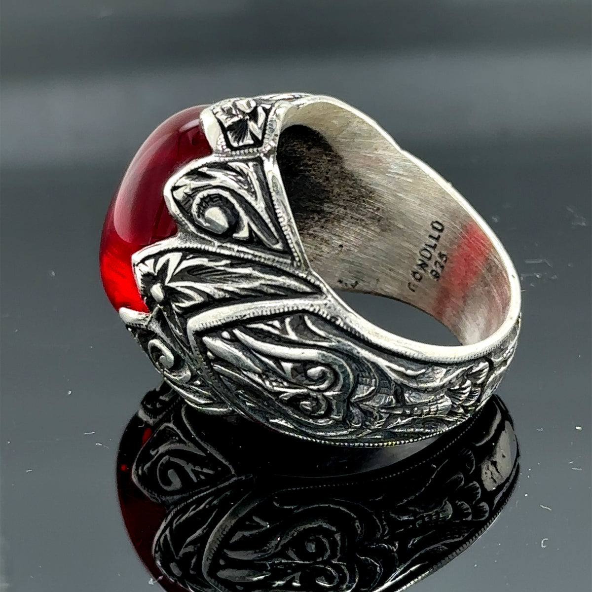Anillo de rubí rojo grabado a mano para hombre