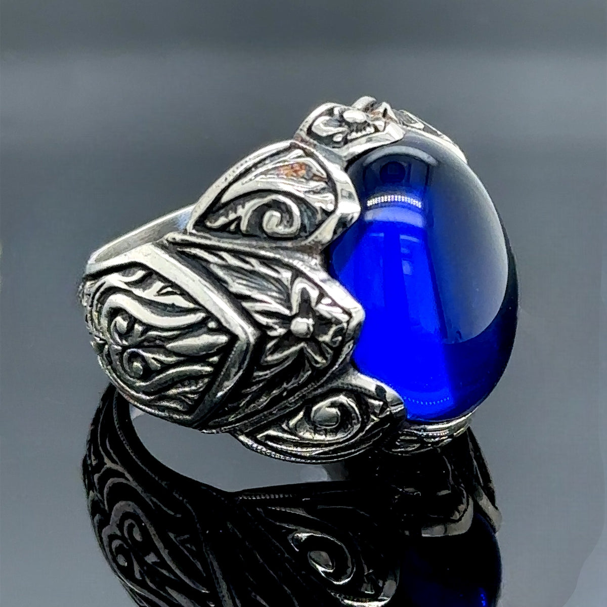 Herrenring aus Silber im osmanischen Stil mit Gravur und Saphir