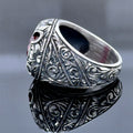 Herrenring aus Silber, handgefertigt, graviert, mit rotem Rubin