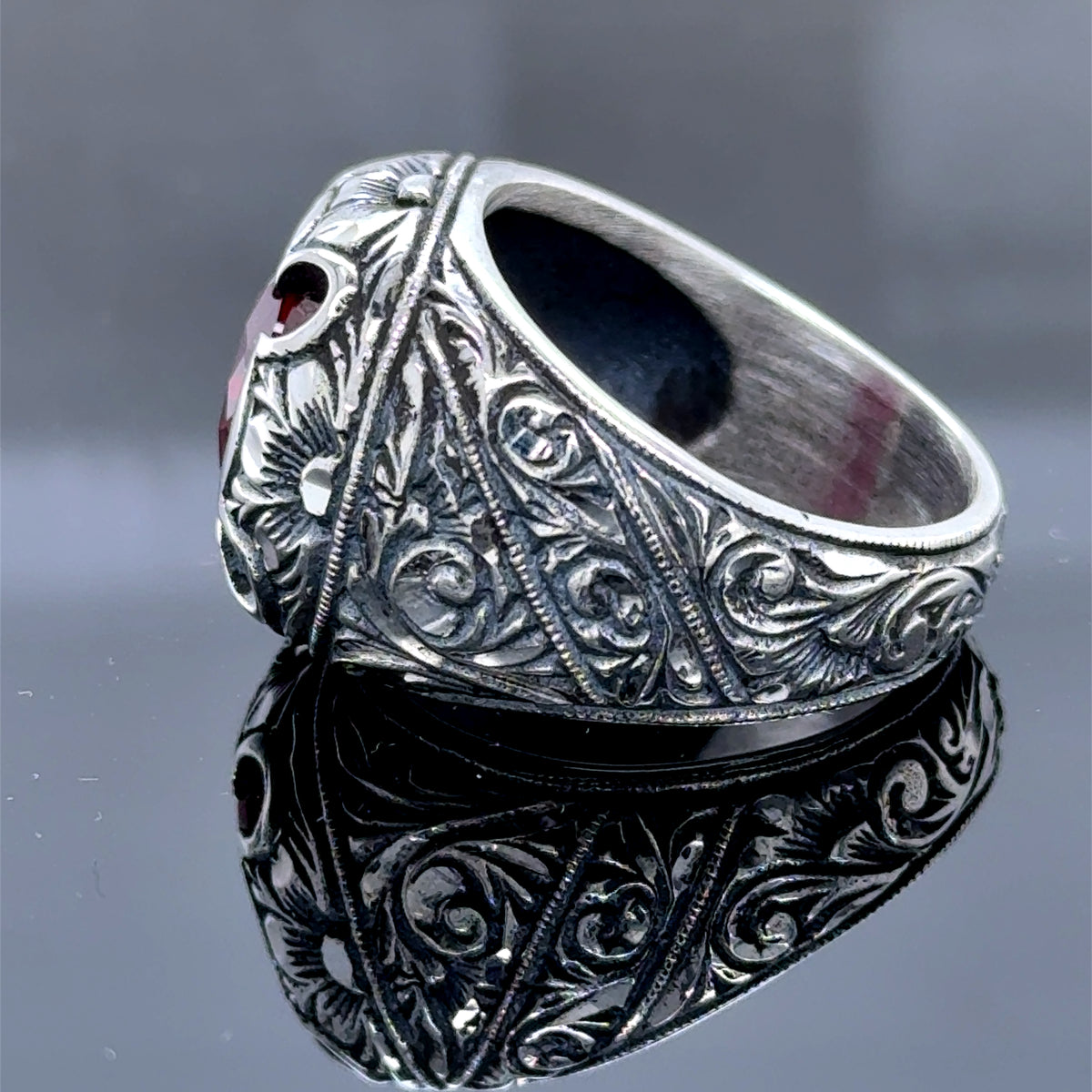 Herrenring aus Silber, handgefertigt, graviert, mit rotem Rubin