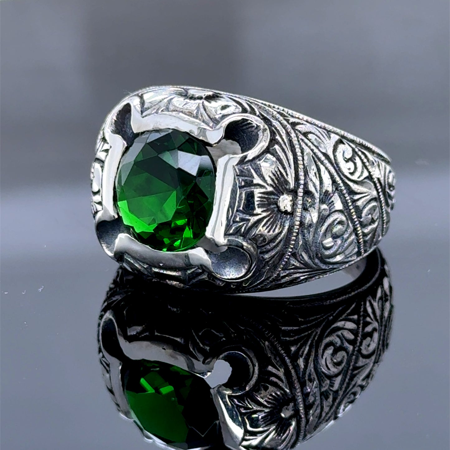 Men Silver Handmade Green Emerald Gemstone Hand-Engraved Ring