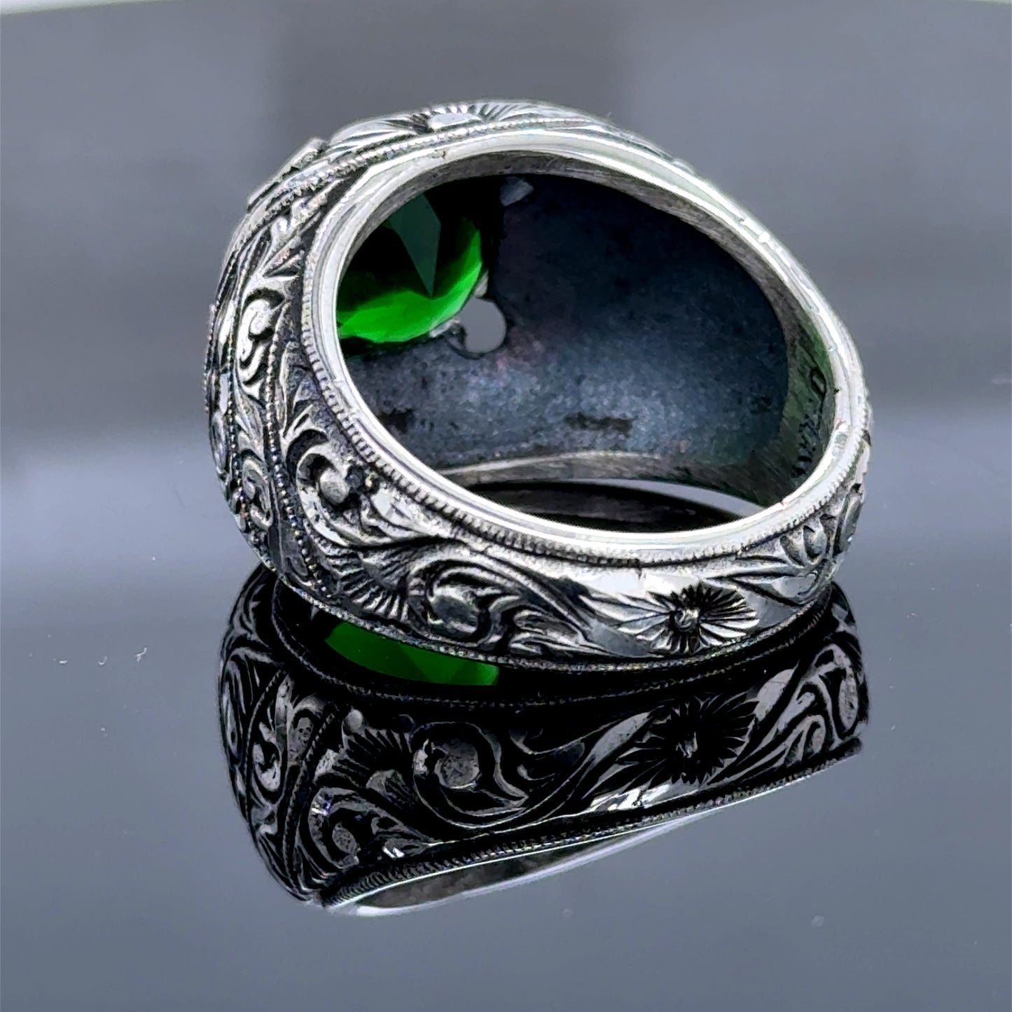 Men Silver Handmade Green Emerald Gemstone Hand-Engraved Ring