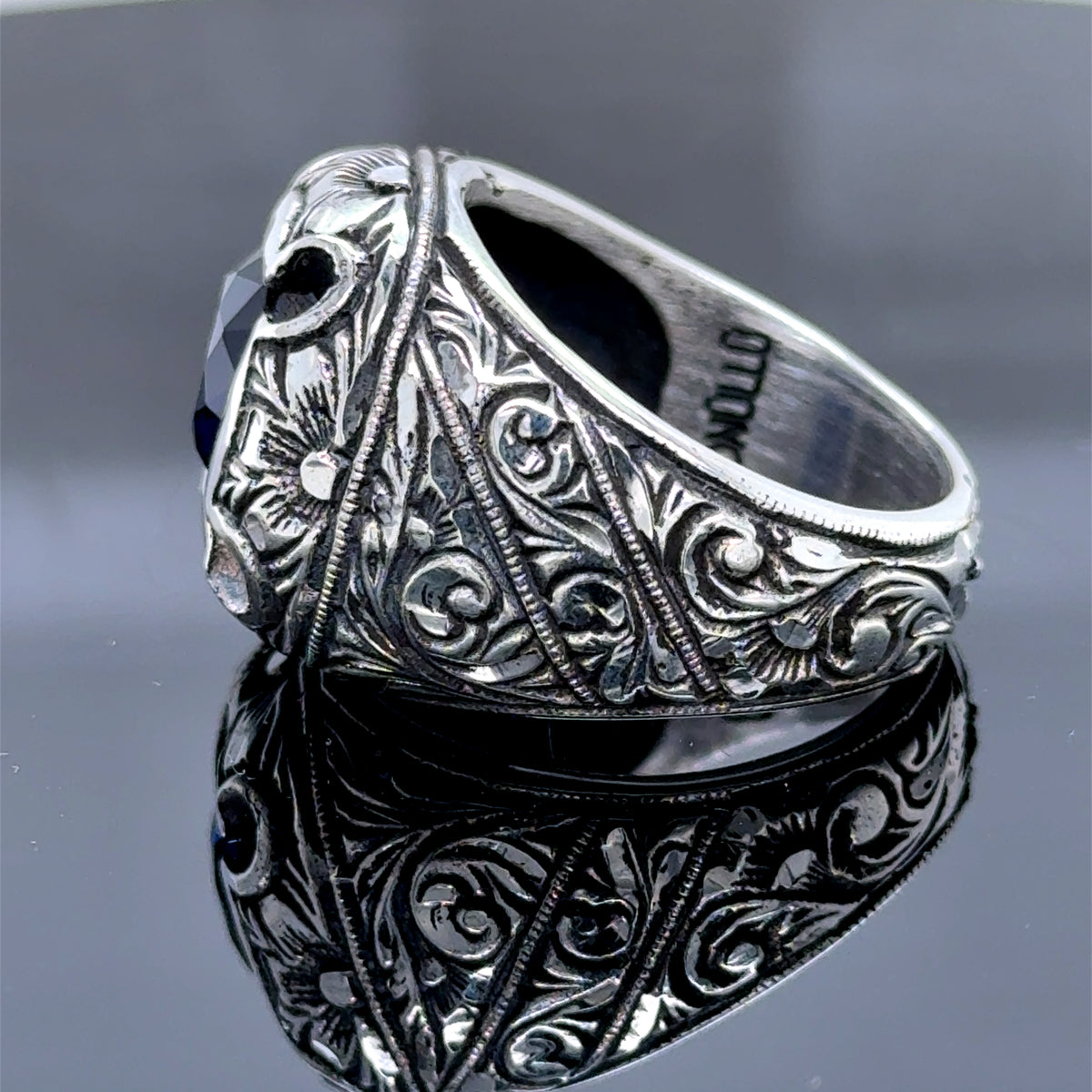 Herrenring aus 925er Silber mit handgraviertem blauem Saphir