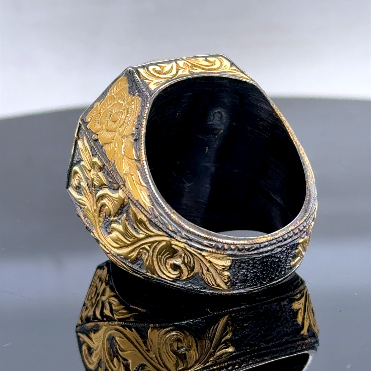 Herrenring aus Silber, handgefertigt, vergoldet, mit natürlichem Labradorit und Gravur