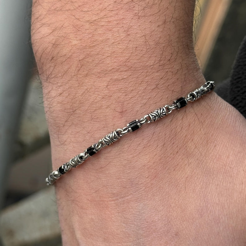 Armband aus 925er Sterlingsilber mit Onyxstein und minimalistischer Gravur im byzantinischen Stil