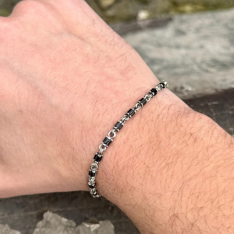 Armband aus 925er Sterlingsilber mit Onyxstein und minimalistischer Gravur im byzantinischen Stil