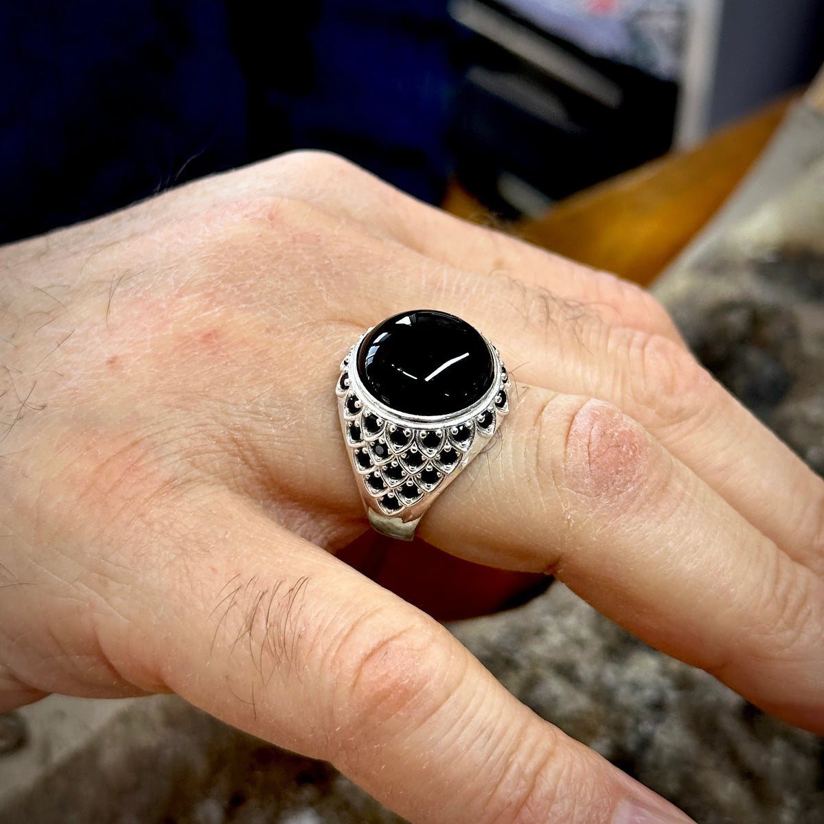 Handgemachter Ring aus rundem Onyxstein für Männer mit Mikro-Onyxstein