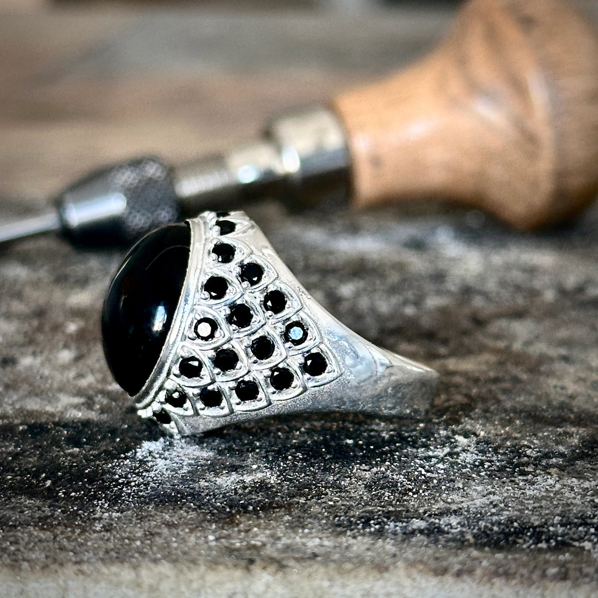 Handgemachter Ring aus rundem Onyxstein für Männer mit Mikro-Onyxstein
