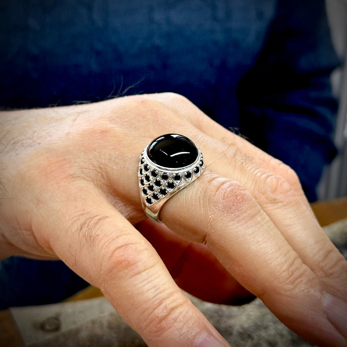 Handgemachter Ring aus rundem Onyxstein für Männer mit Mikro-Onyxstein