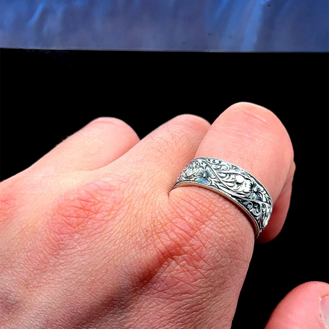 Anillo de bodas hecho a mano con grabado en plata