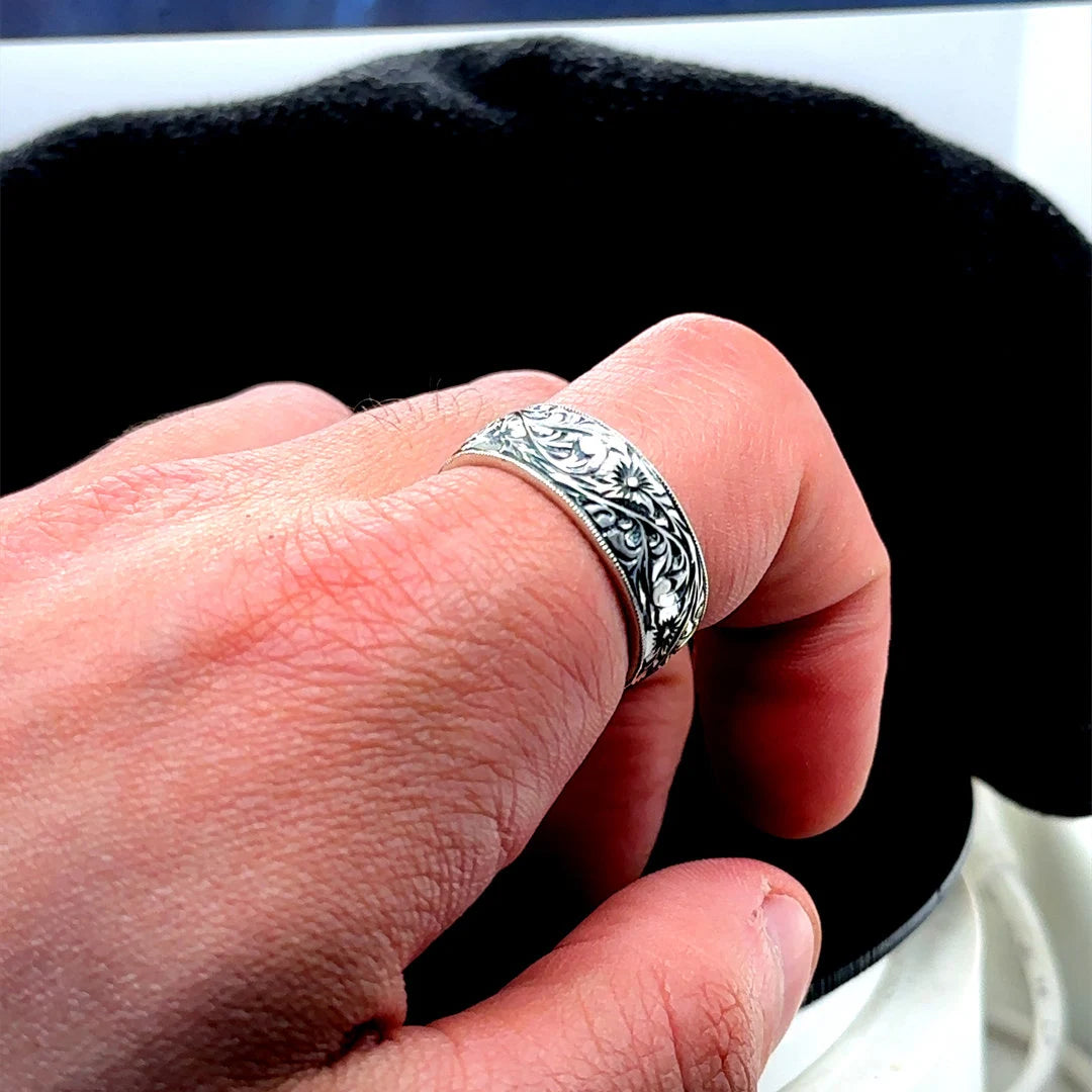 Anillo de bodas hecho a mano con grabado en plata