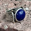 Silberner handgefertigter runder Ring mit natürlichem Lapisstein